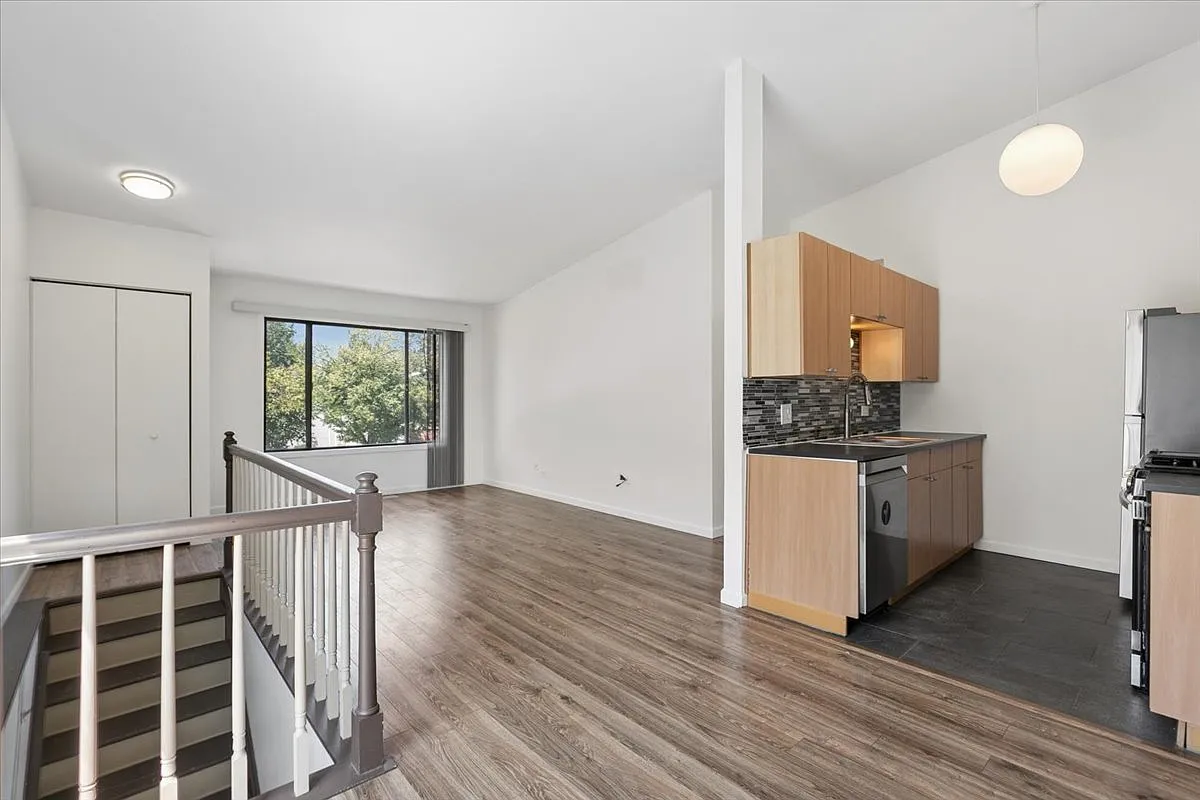 3 bed, 1125 sqft, $2,500 — Photo 4