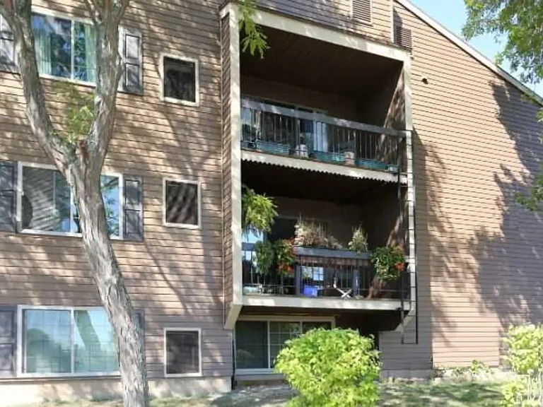 Viking Apartments and Townhomes — Photo 11