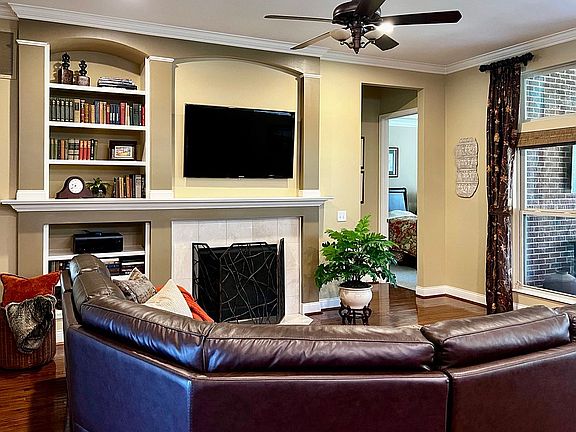 Built ins, gas fireplace 