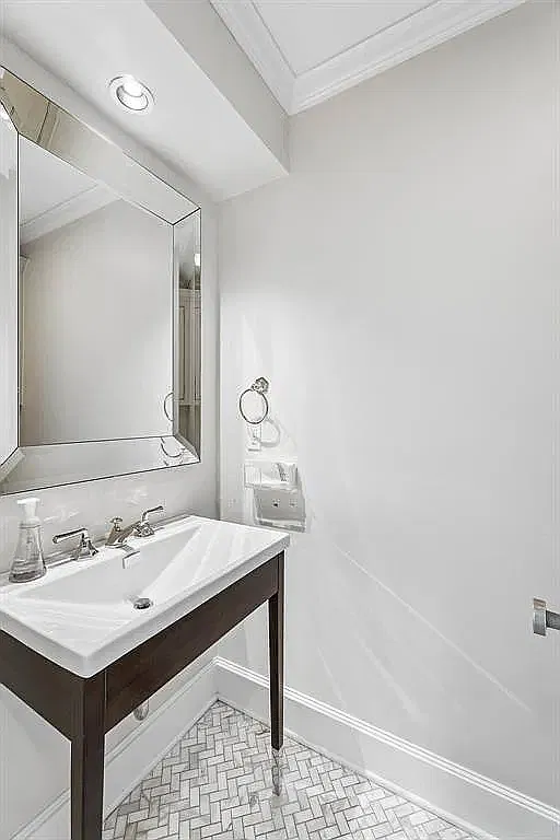 5 bed, 7436 sqft, $37,500 — Photo 1