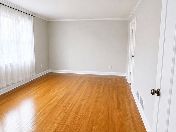 2nd image of 93 Bank St Floor 2
