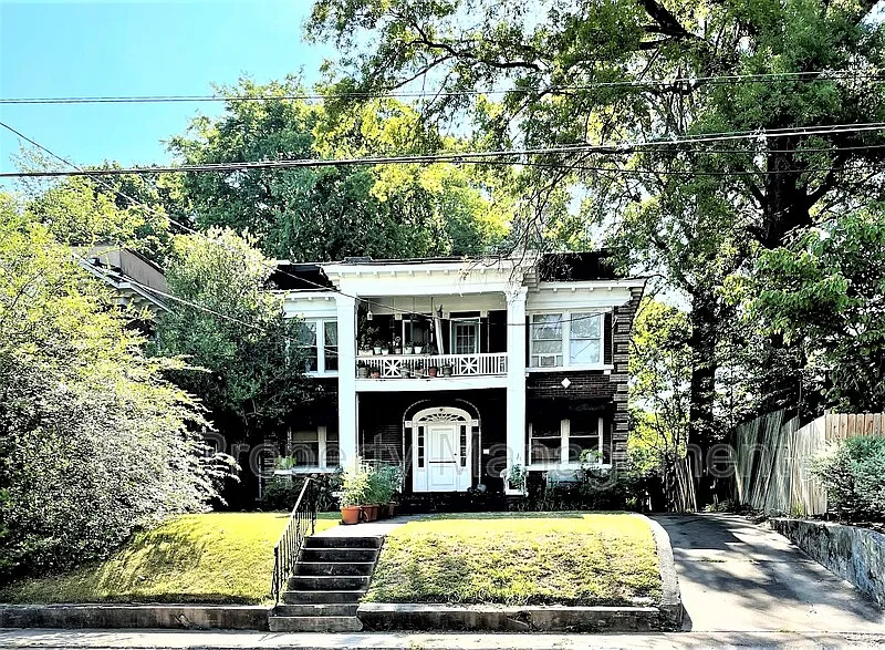 2 bed, 1.0 bath, 1000 sqft, $895 — Photo 1