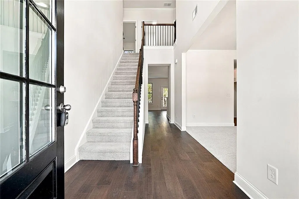 5 bed, 3.0 bath, 2800 sqft, $3,500 — Photo 4