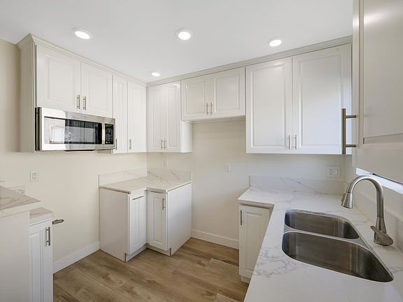 5th image of 951 N Gardner St Unit 2