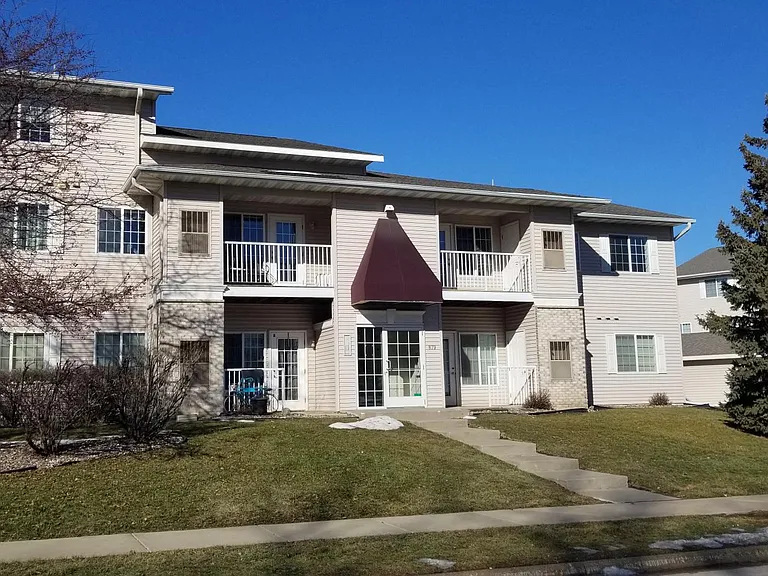 Wedgwood Pointe Condominiums were built in 2001 and 2002. Five buildings have sixteen units each, totaling 80 condominiums.