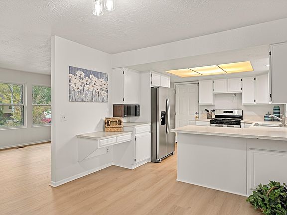 4th image of 339 Carol Dr