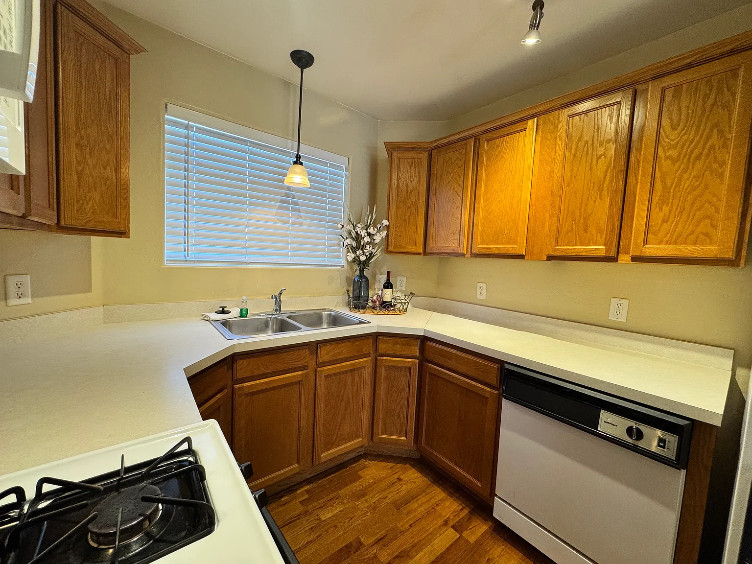 3 bed, 2.5 bath, 1270 sqft, $2,600 — Photo 3