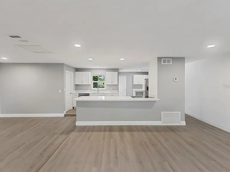 1087 Swan St — Photo 7