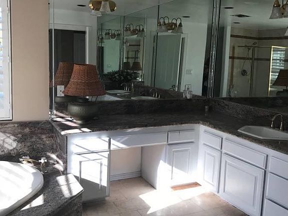 4th image of 5224 Woodlake Ave