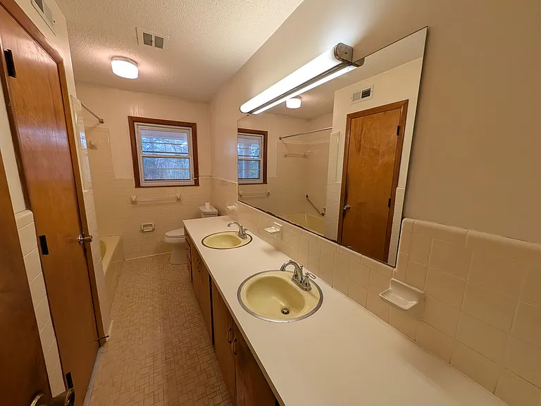 805 Edgewood Rd — Photo 16