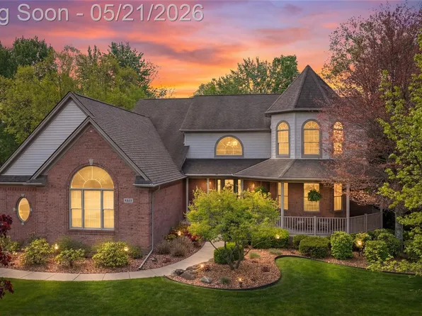 8425 Grays Dr, Grosse Ile, MI 48138