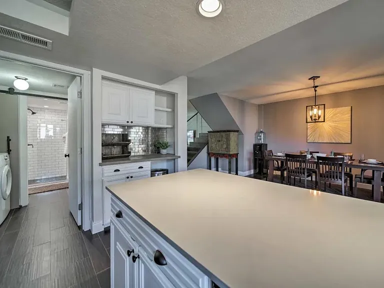3327 S Poplar St — Photo 4