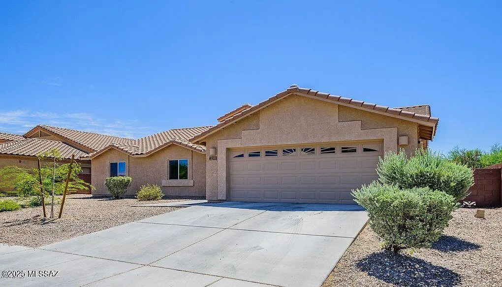 4 bed, 2.0 bath, 2156 sqft, $1,995 — Photo 2