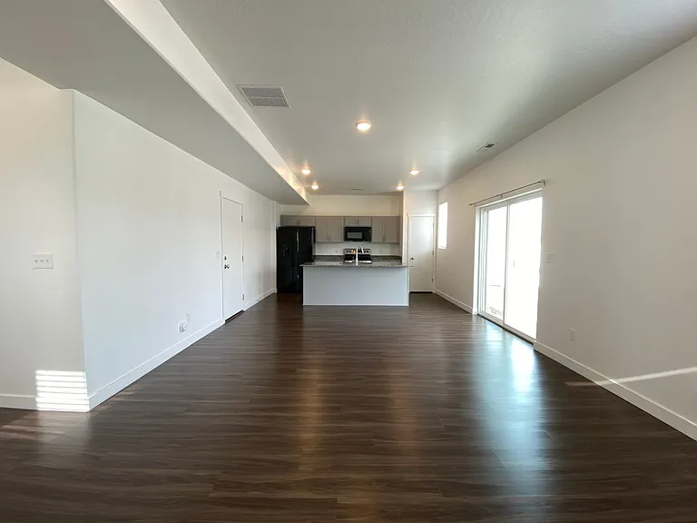Two-story Single Family Home on Riverside. — Photo 17