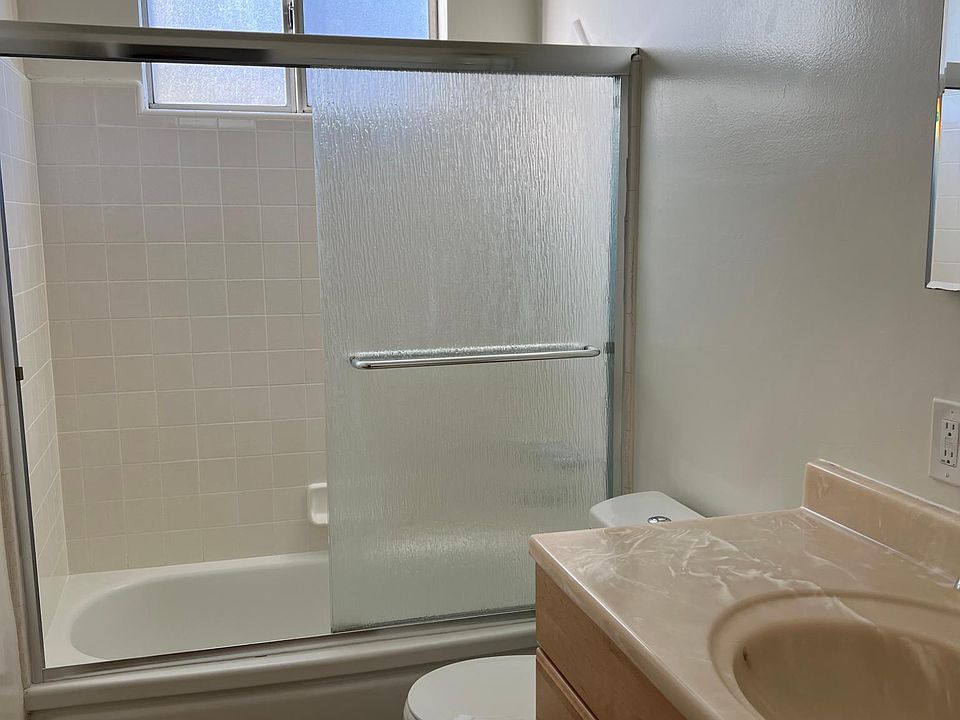 1st image of 5539 Whitsett Ave #8