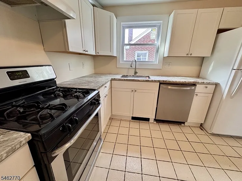 2 bed, 1.0 bath, $2,600 — Photo 2