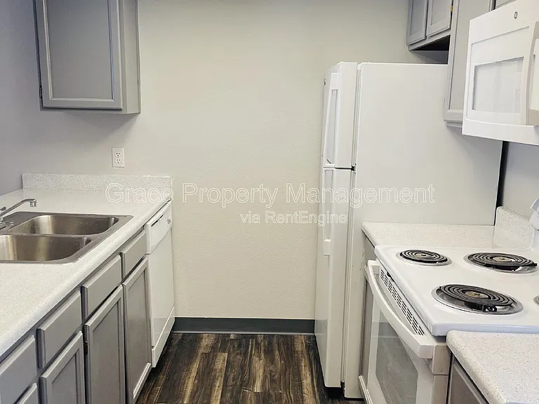 453 S Kittredge St #A — Photo 8