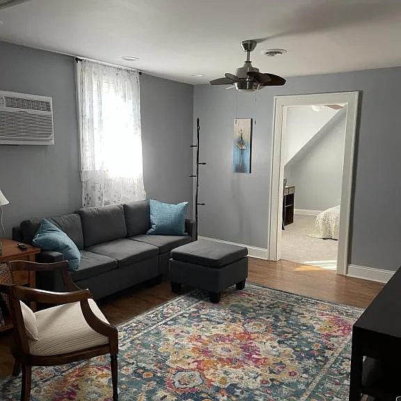 607 1/2 E Sheldon Ave — Photo 1