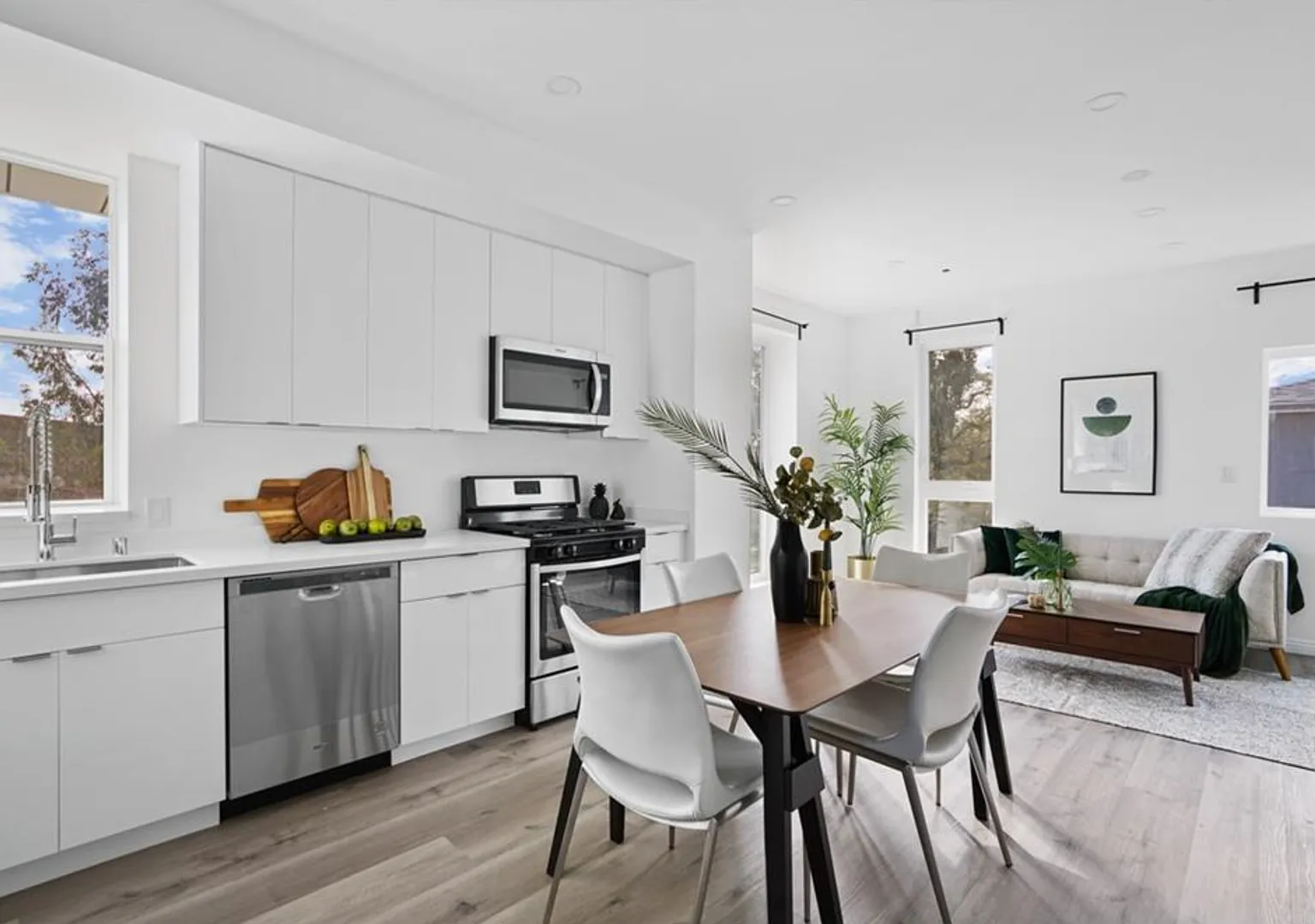 837 N Kingsley Dr — Photo 4