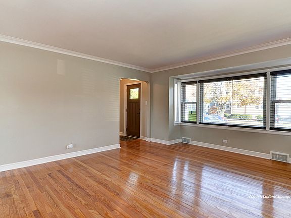 4th image of 9532 S Francisco Ave