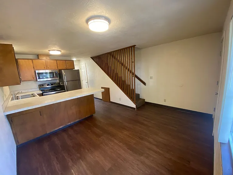 Hayward — Photo 41