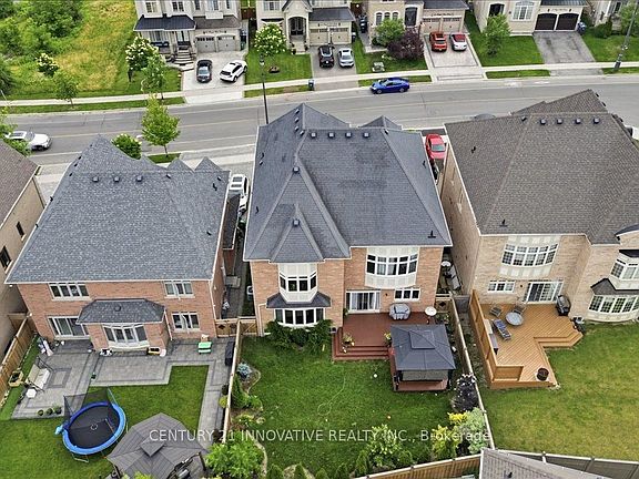 3rd image of 13 Royal West Dr