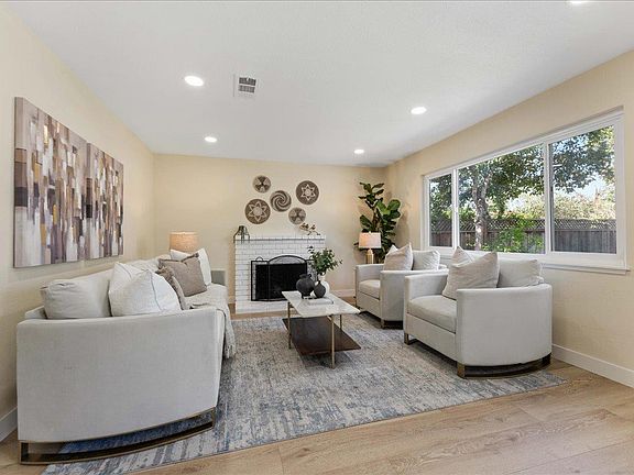 4th image of 1095 Cloverbrook Dr