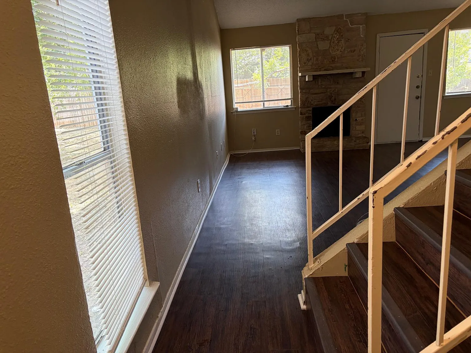 2 bed, 1.5 bath, 985 sqft, $1,595 — Photo 2