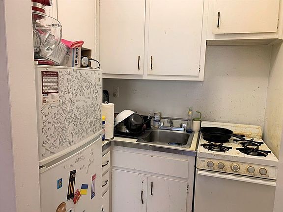 4th image of 153 W 74th St APT 4B