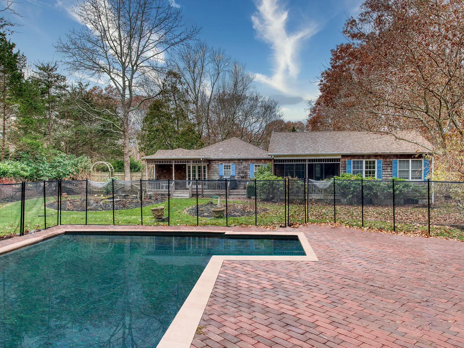 3 Bedroom Southampton Rental with Pool — Photo 1