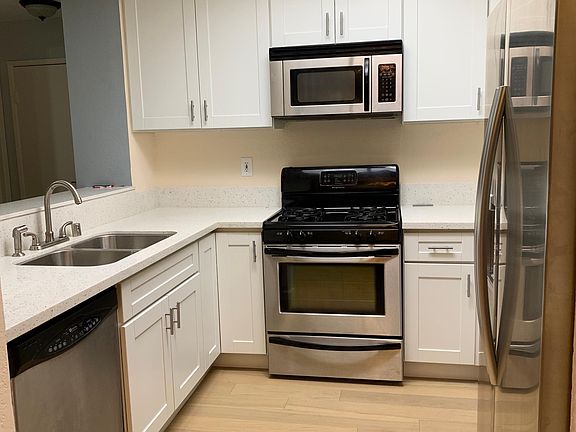 4th image of 221 S Oak Knoll Ave APT 103