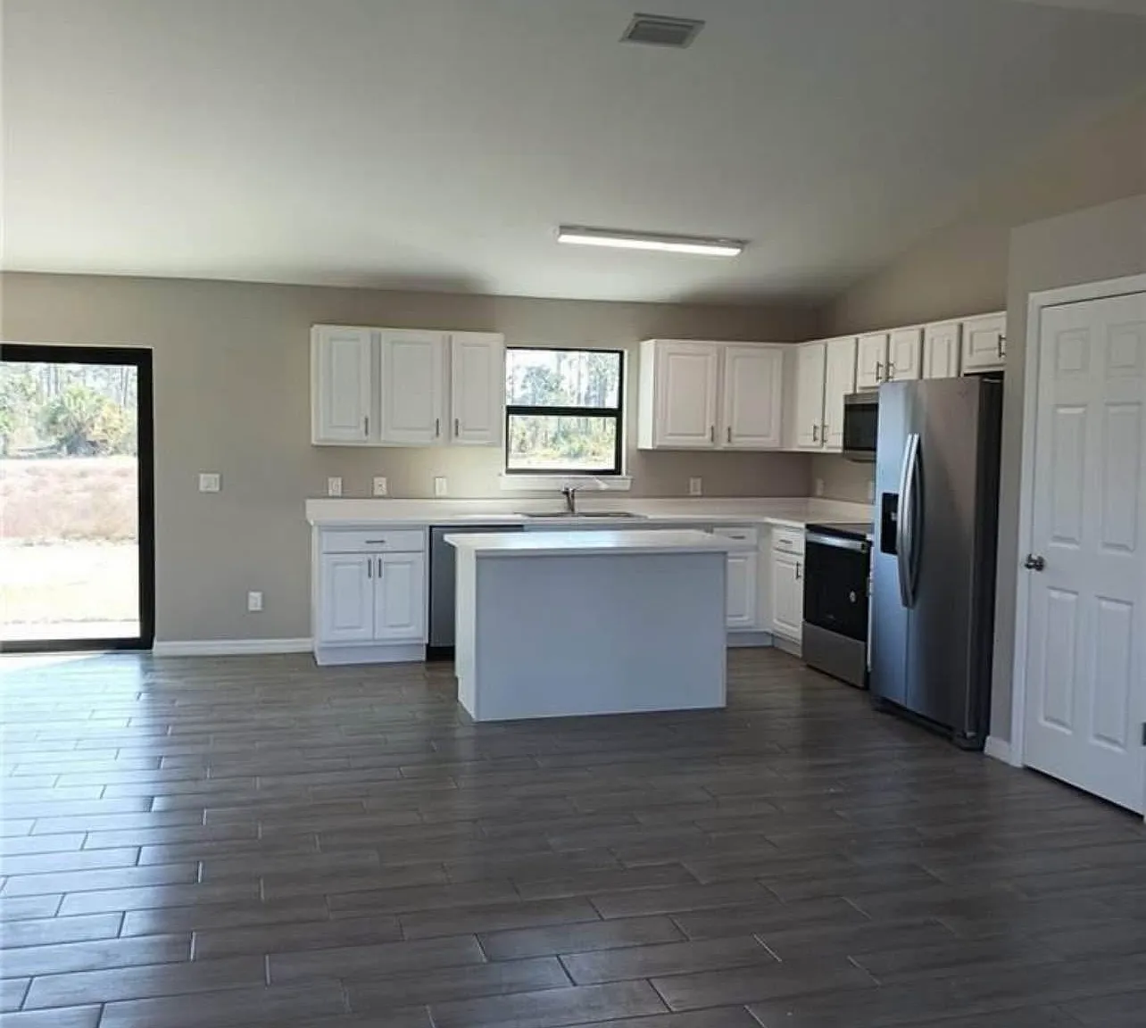 4 bed, 1571 sqft, $2,200 — Photo 2