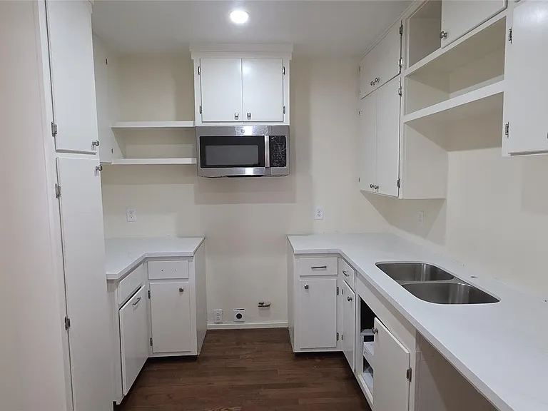 2827 Robertson St — Photo 8