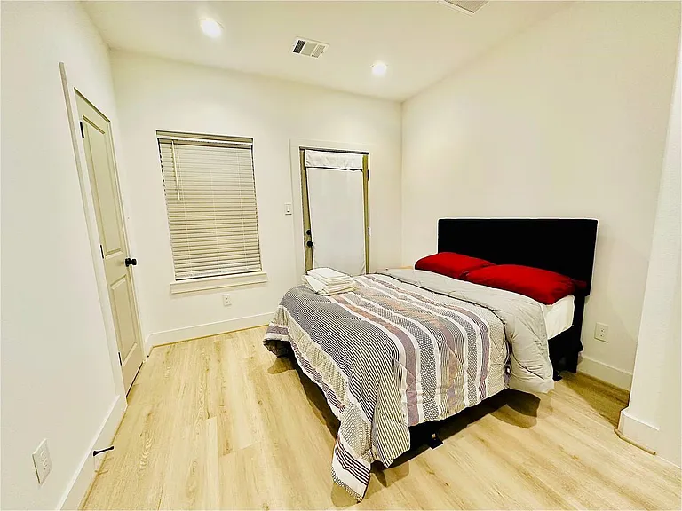 2339 Eagle St — Photo 12
