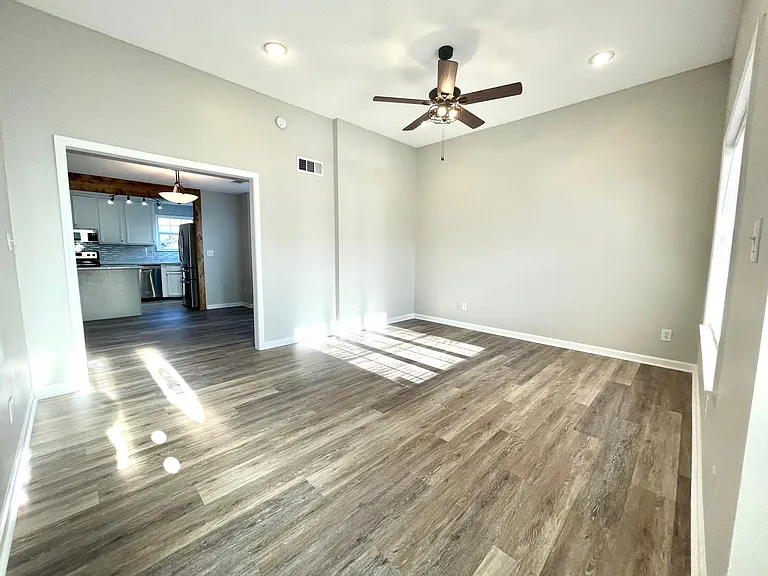 304 Greenview Ct — Photo 12