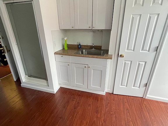 3rd image of 328 E 6th St APT 1