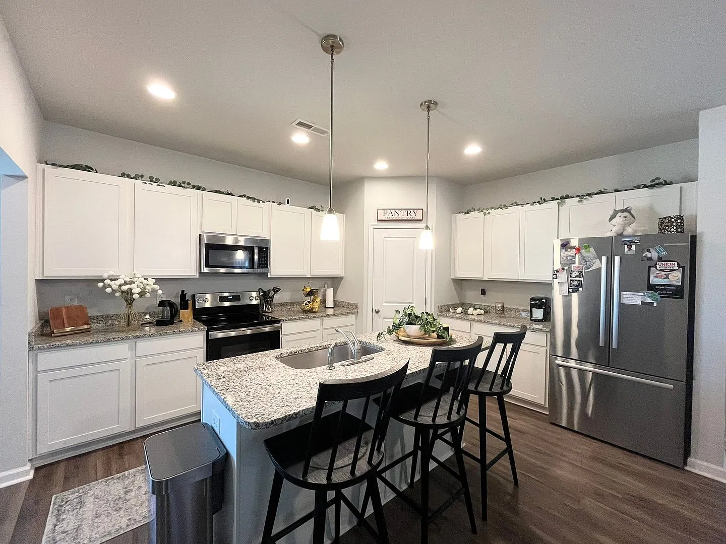 Stunning 5BD, 3BA Clayton Home with a Spacious Loft Only 15 Minutes From White Oak Crossing — Photo 4