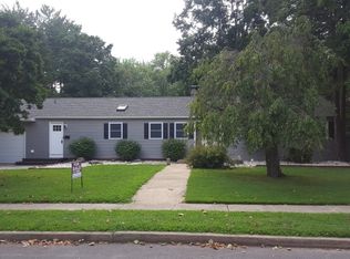 8 Royal Oak Rd, Lawrence Township, NJ 08648