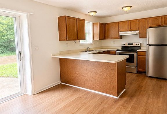 4th image of 449-451 Woodview Dr