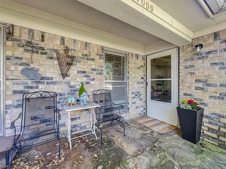 7000 Lincoln Dr — Photo 2
