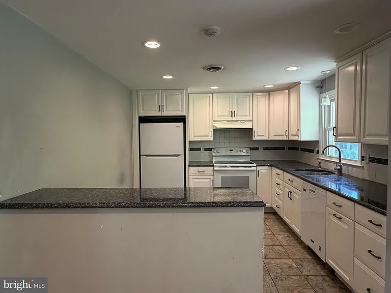 319 Meetinghouse Ln — Photo 12