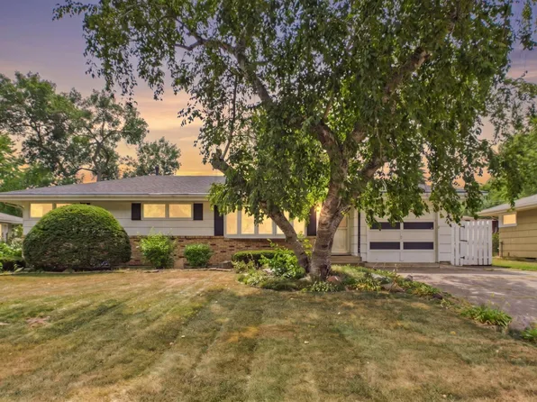 1761 Emerald Dr, New Brighton, MN 55112