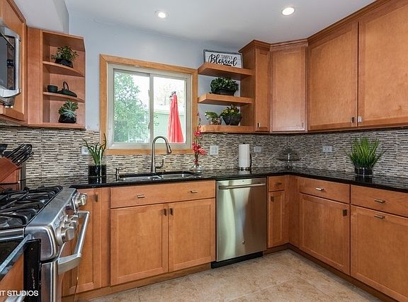 2nd image of 780 Woodside Dr