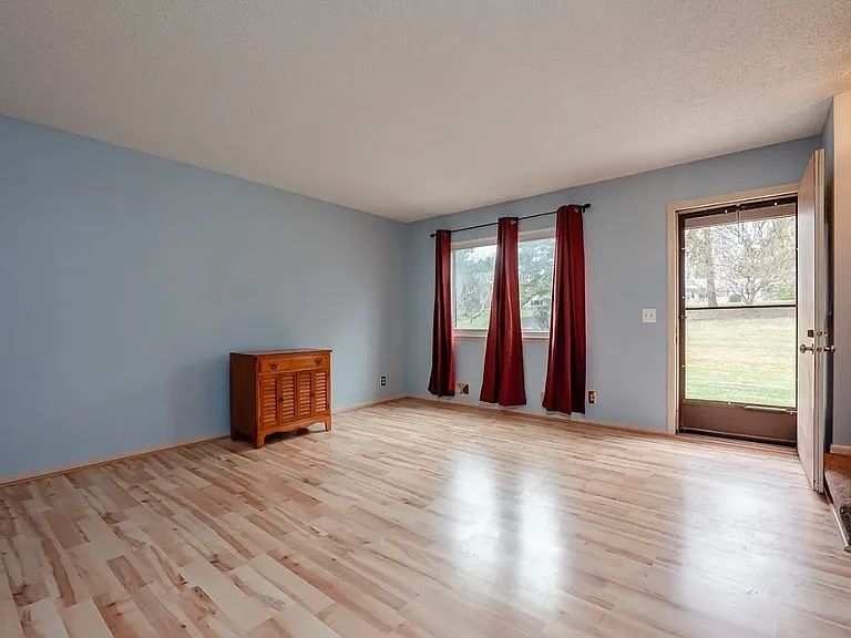 16 Surrey Hill Way — Photo 8