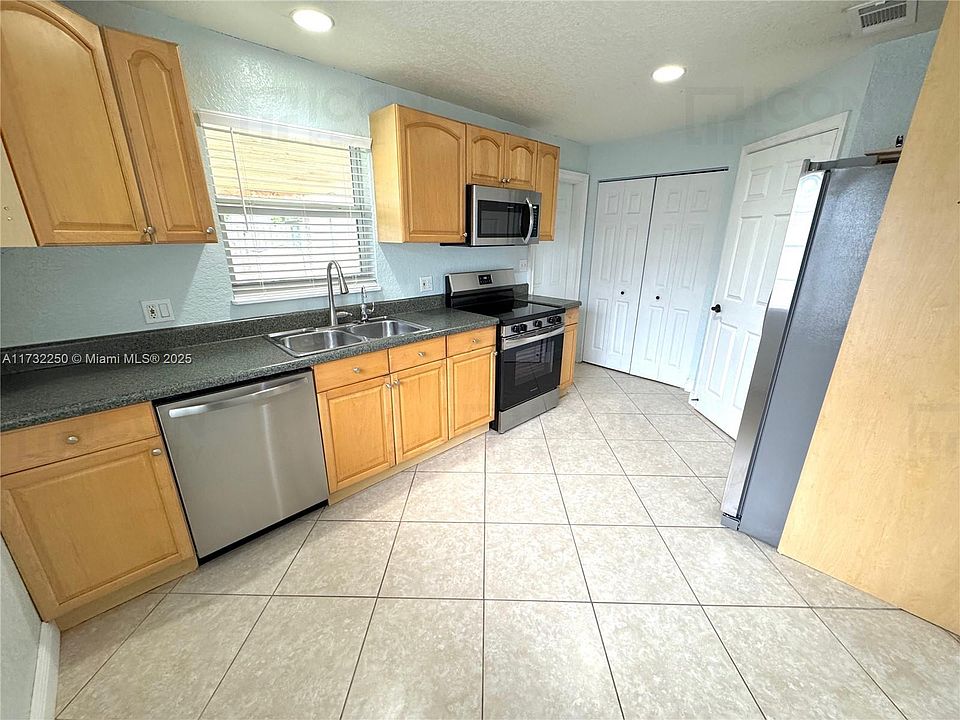 2631 N 72nd Way, Hollywood, FL 33024 | Zillow