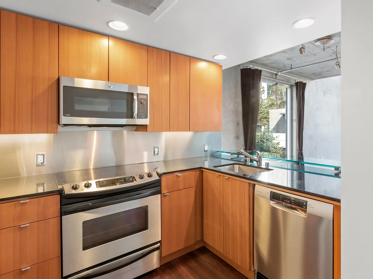 2 bed, 2.5 bath, 1613 sqft, $5,995 — Photo 2