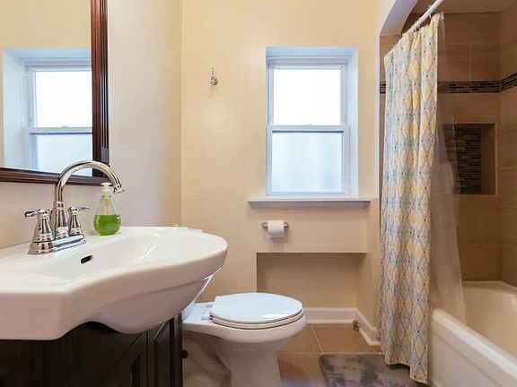 5th image of 4051 W Melrose St Unit 2