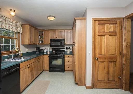 3rd image of 122 Pierce Ave