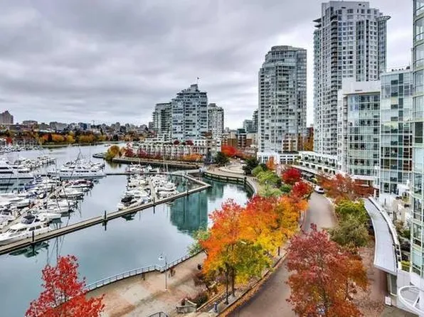 198 Aquarius Mews #1007, Vancouver, BC V6Z 2Y4