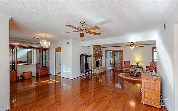 4th image of 9735 Parkford Dr